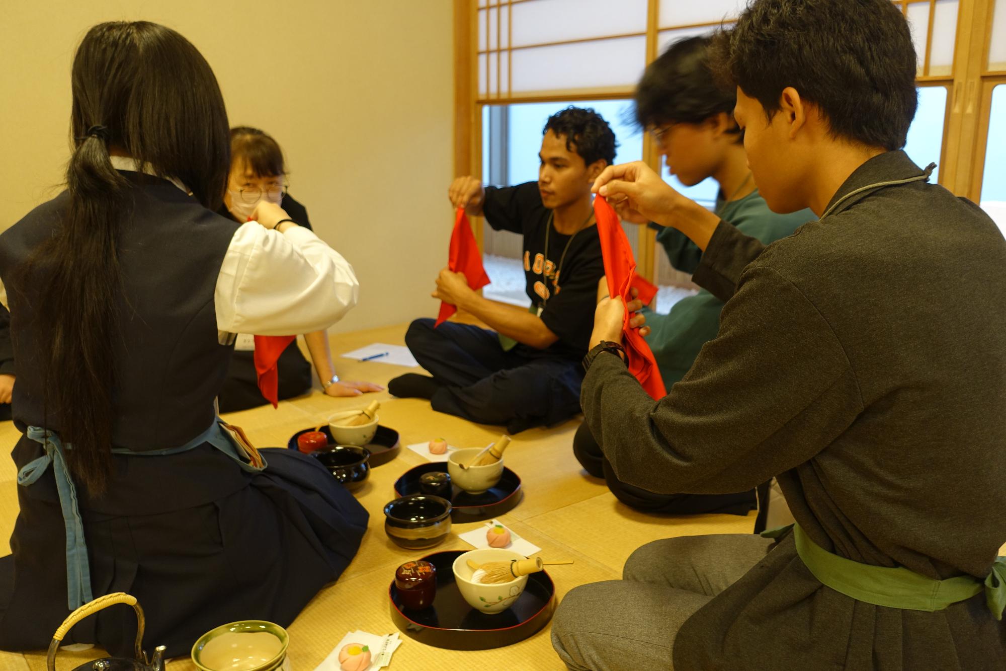 ふくさの畳み方を教わる外国人