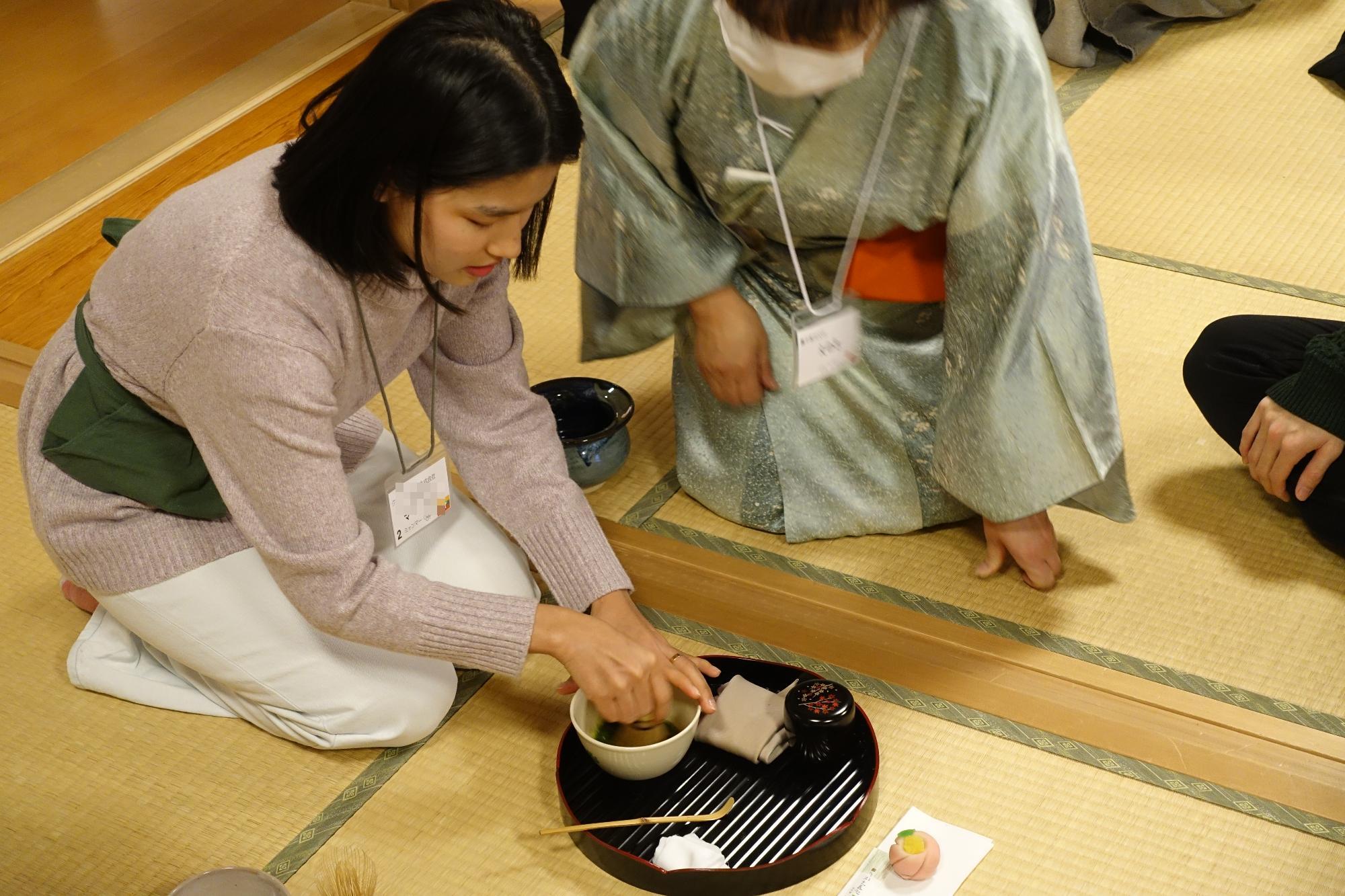 お茶を点てる外国人