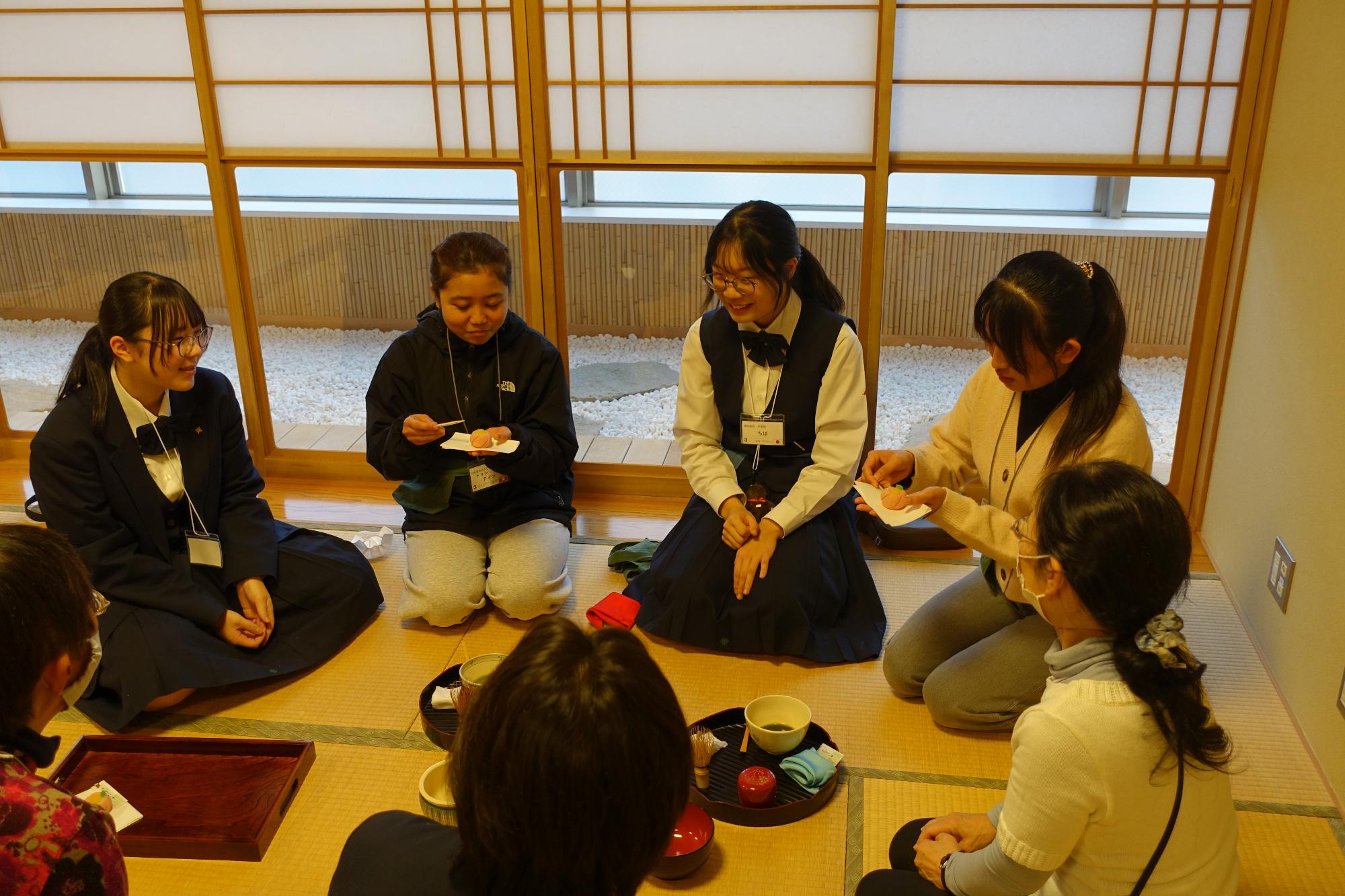 練りきりを食べる外国人