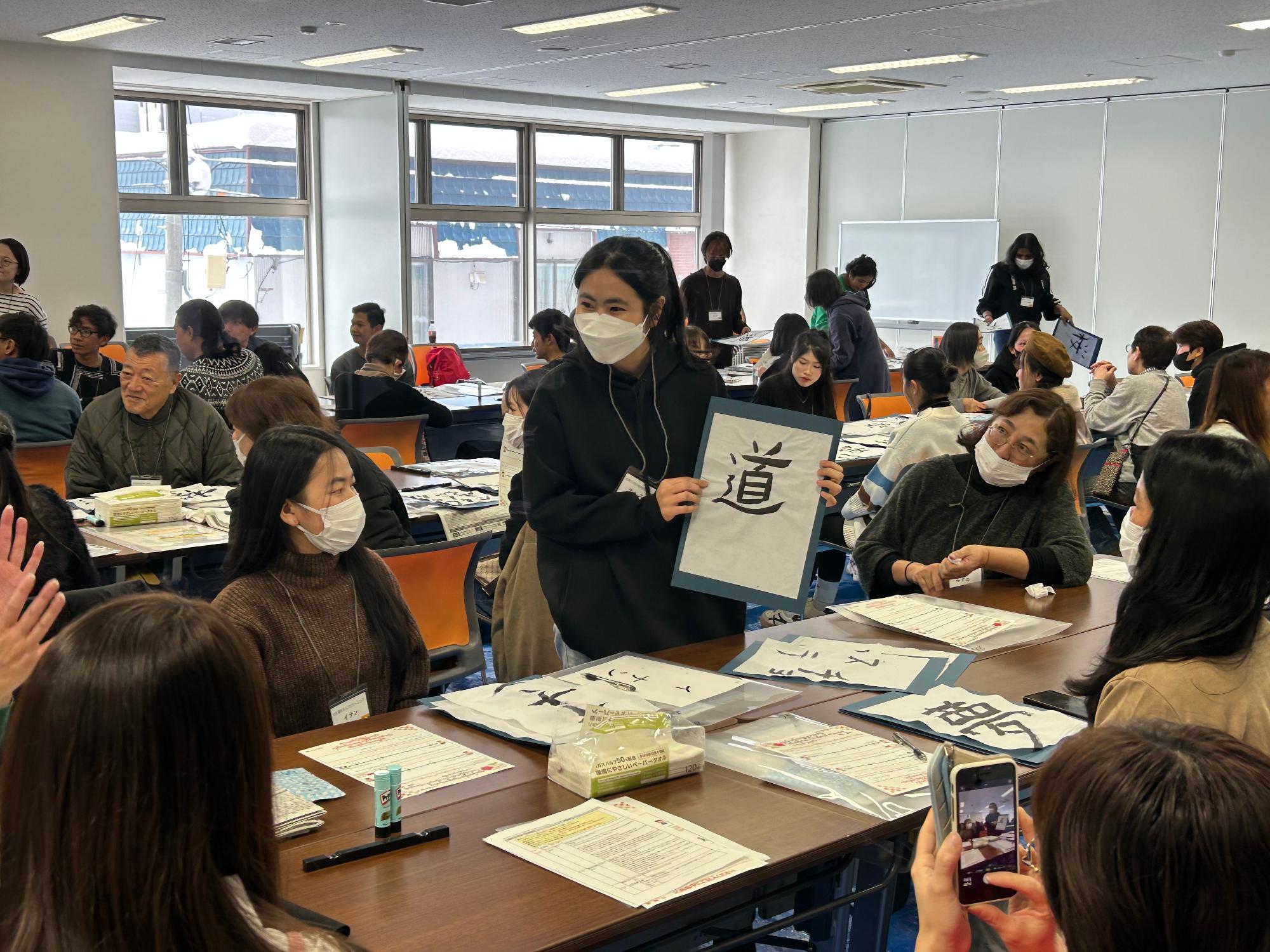 作品を発表する外国人の様子