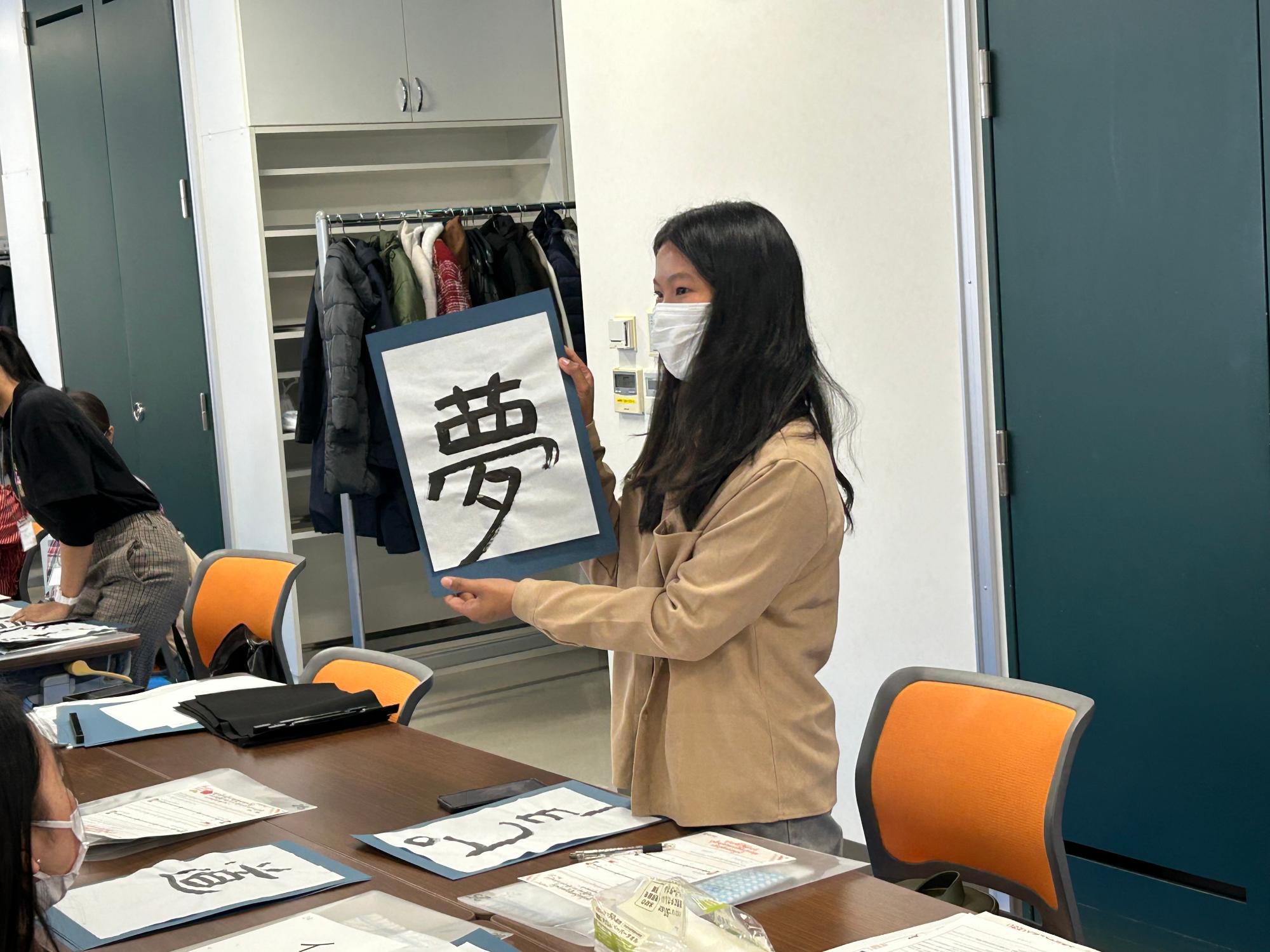 書道の作品を発表する外国人の様子
