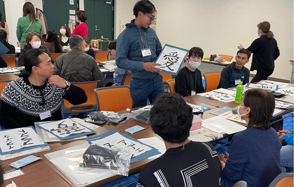 書道の作品を発表する外国人の様子