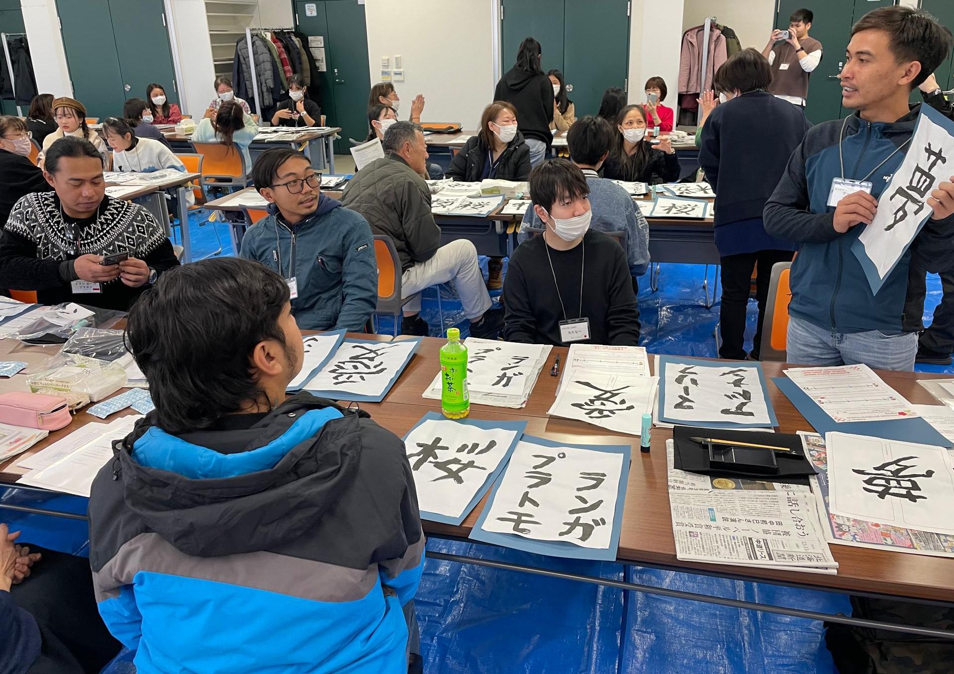 書道の作品を発表する外国人の様子
