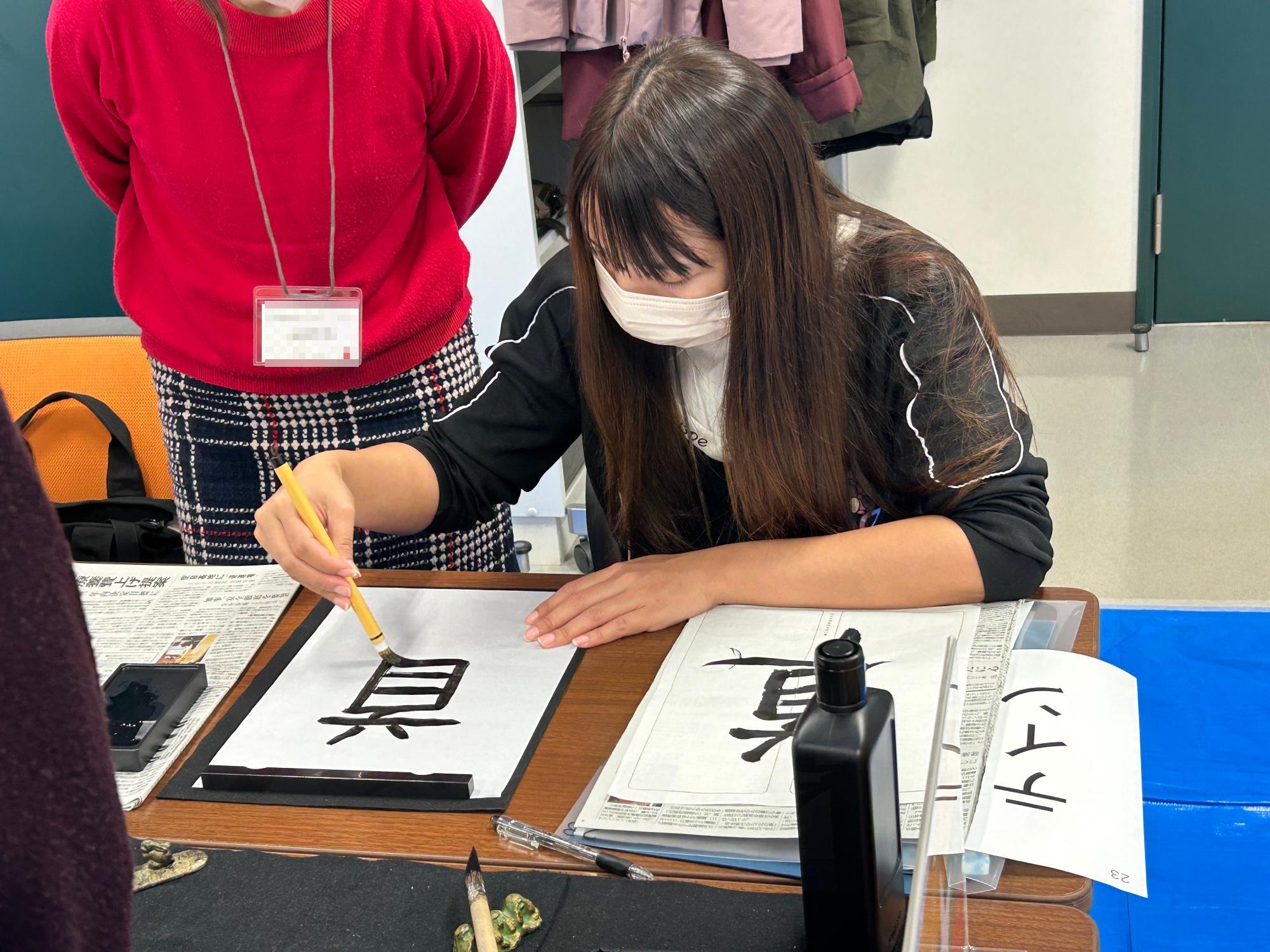 書道体験をする外国人の様子