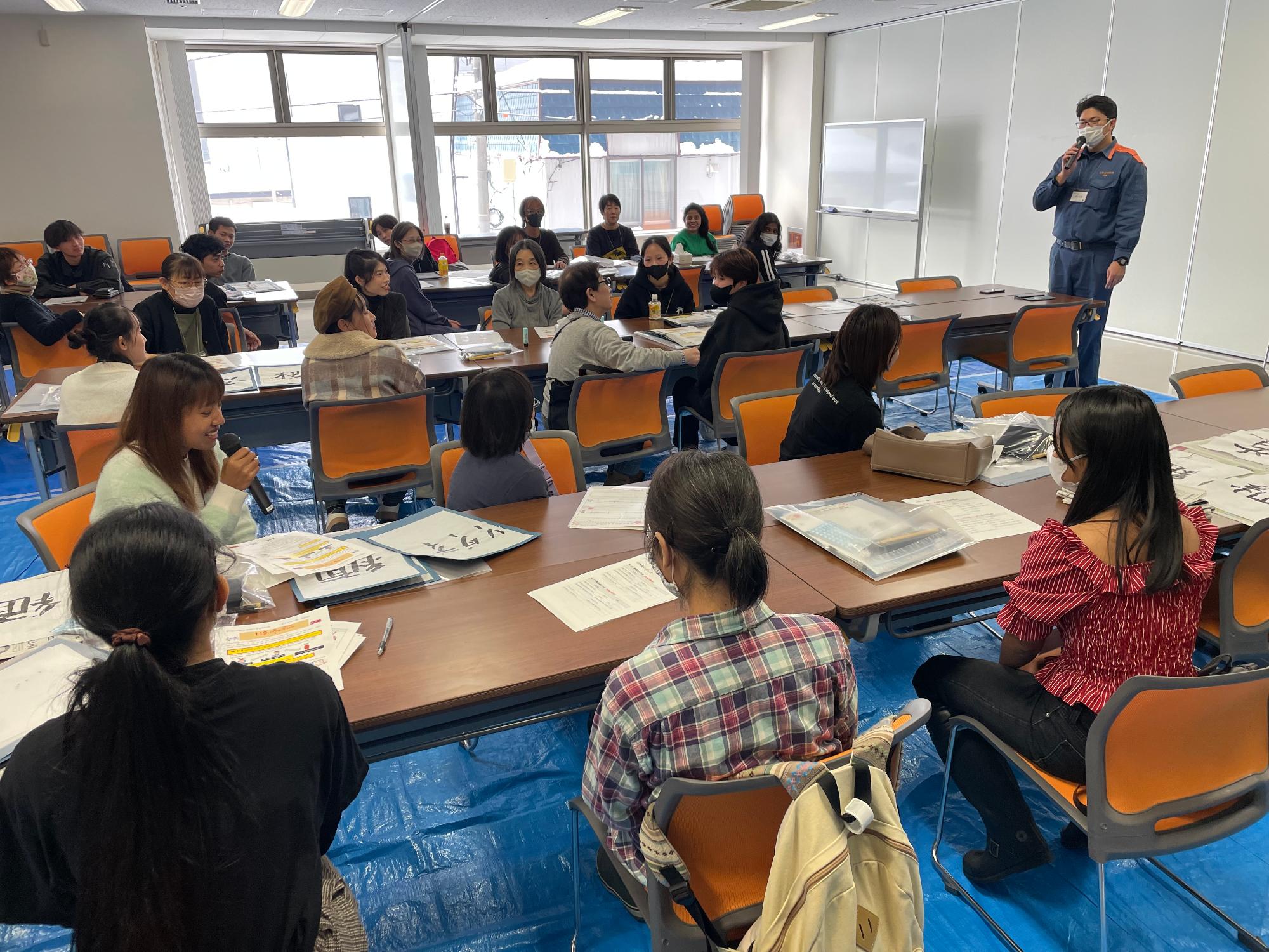 日本語で緊急通報を体験する様子