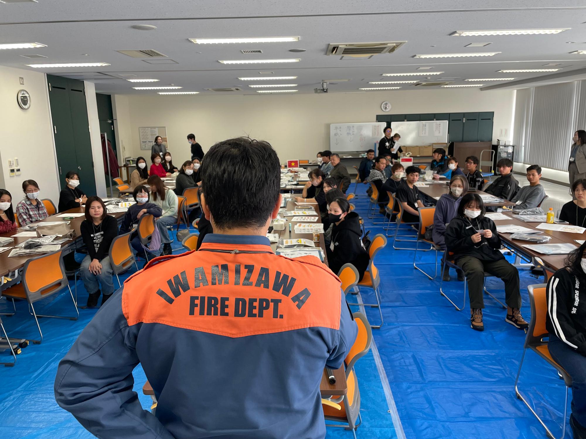 消防署の方から緊急通報について説明する様子