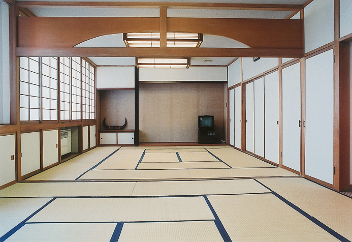 畳の床に左は障子、右はふすまになっているイベントホール赤れんがの和室1・2の写真