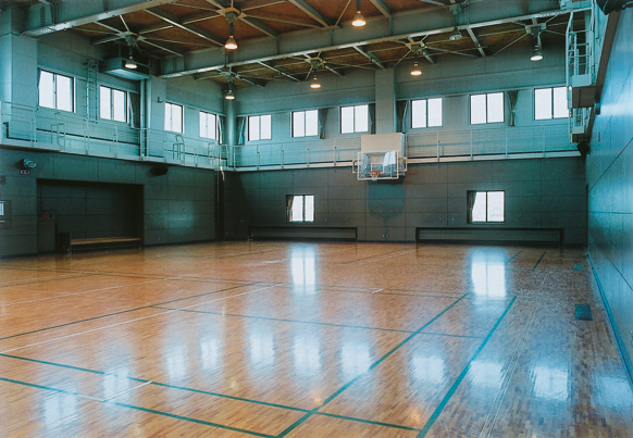 バスケットやバレーなどのコートのラインが引かれたイベントホール赤れんがの体育室の写真