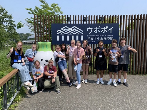 ポカテロ市からの訪問団の方たちのウポポイでの集合写真。