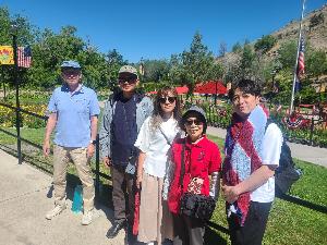 ラバーホットスプリングでの訪問団の様子