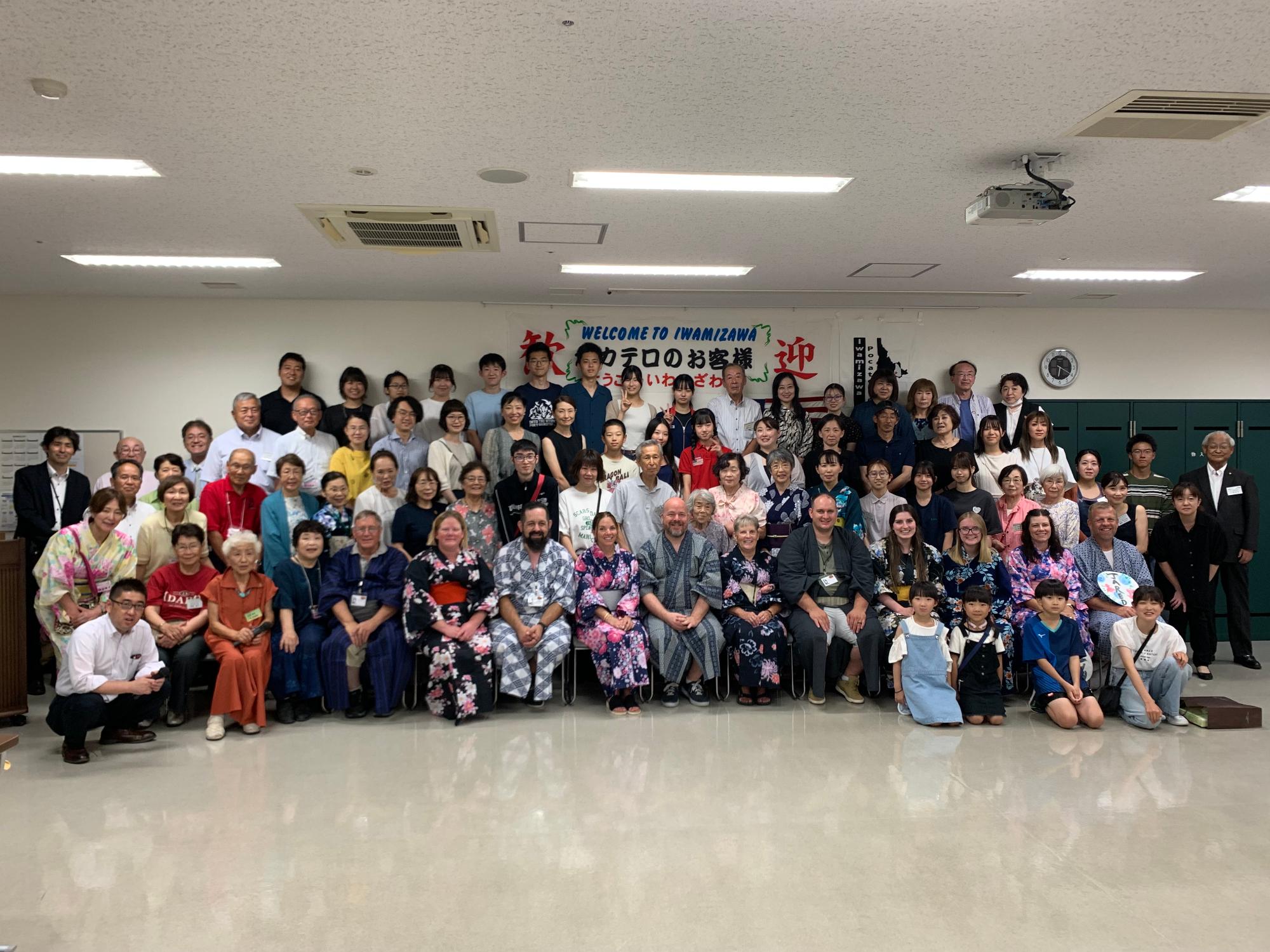 市内国際交流団体主催の歓迎会での集合写真。