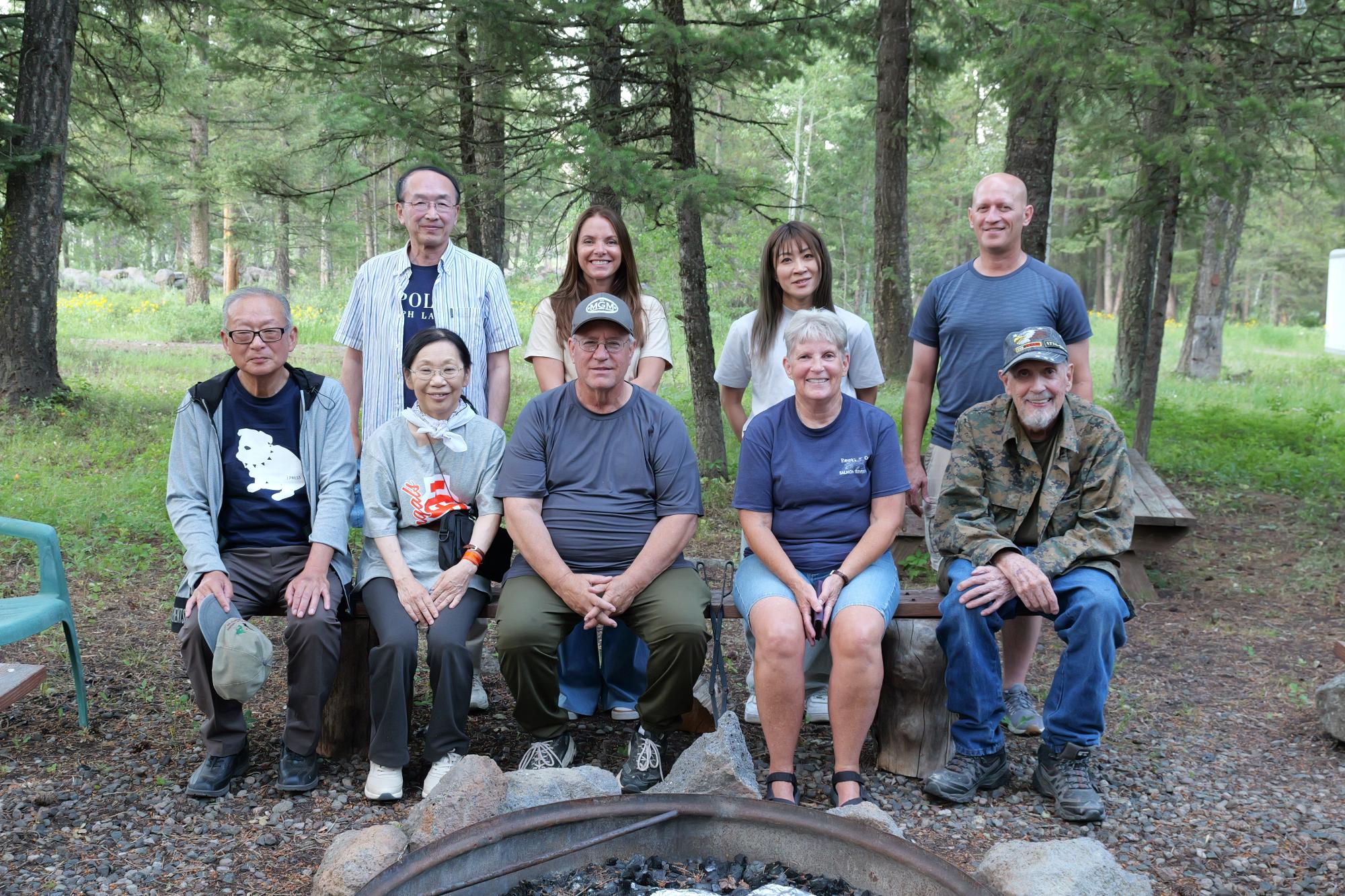 ポカテロ市へ訪問した大人による訪問団のイエローストーン国立公園にあるケンさんのロッジでの集合写真。