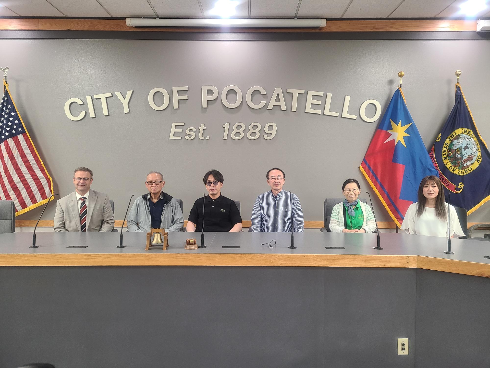 ポカテロ市へ派遣された大人による訪問団員たちのポカテロ市役所での集合写真。