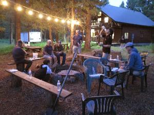 イエローストーン国立公園にあるケンさんのキャビンでの訪問団の様子