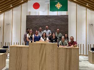 議場での訪問団員の集合写真