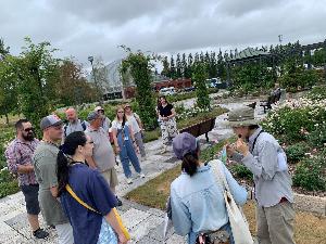 ばら園を見学する訪問団員の様子