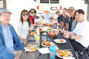 ピクニックランチの訪問団の様子