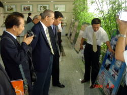 天津農学院の崔教授から説明を受けている岩見沢市長の写真