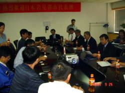 東海ゴム（天津）有限公司の視察の様子。岩見沢市長を中心に多くの人が参加している。