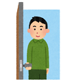 地震時にドアを開ける男性