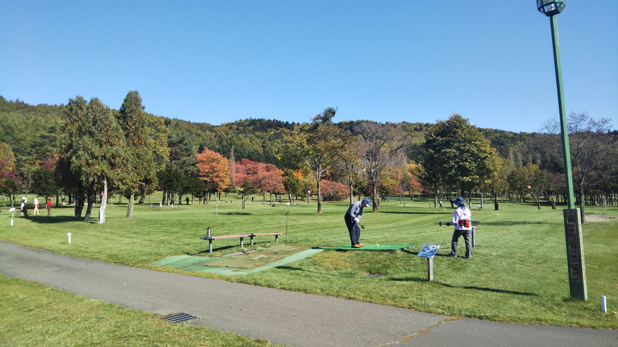 きれいに整備された芝が広がる、いわみざわ公園パークゴルフ場の写真
