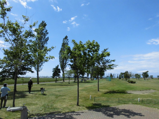 きれいに整備された芝生が一面に広がるひょうたん沼交流広場公園パークゴルフ場の写真