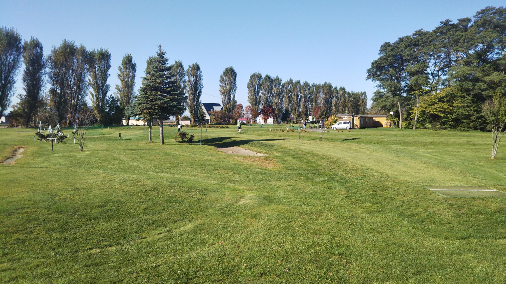 整備された芝生が一面に広がる幾春別川リバーパークパークゴルフ場の写真