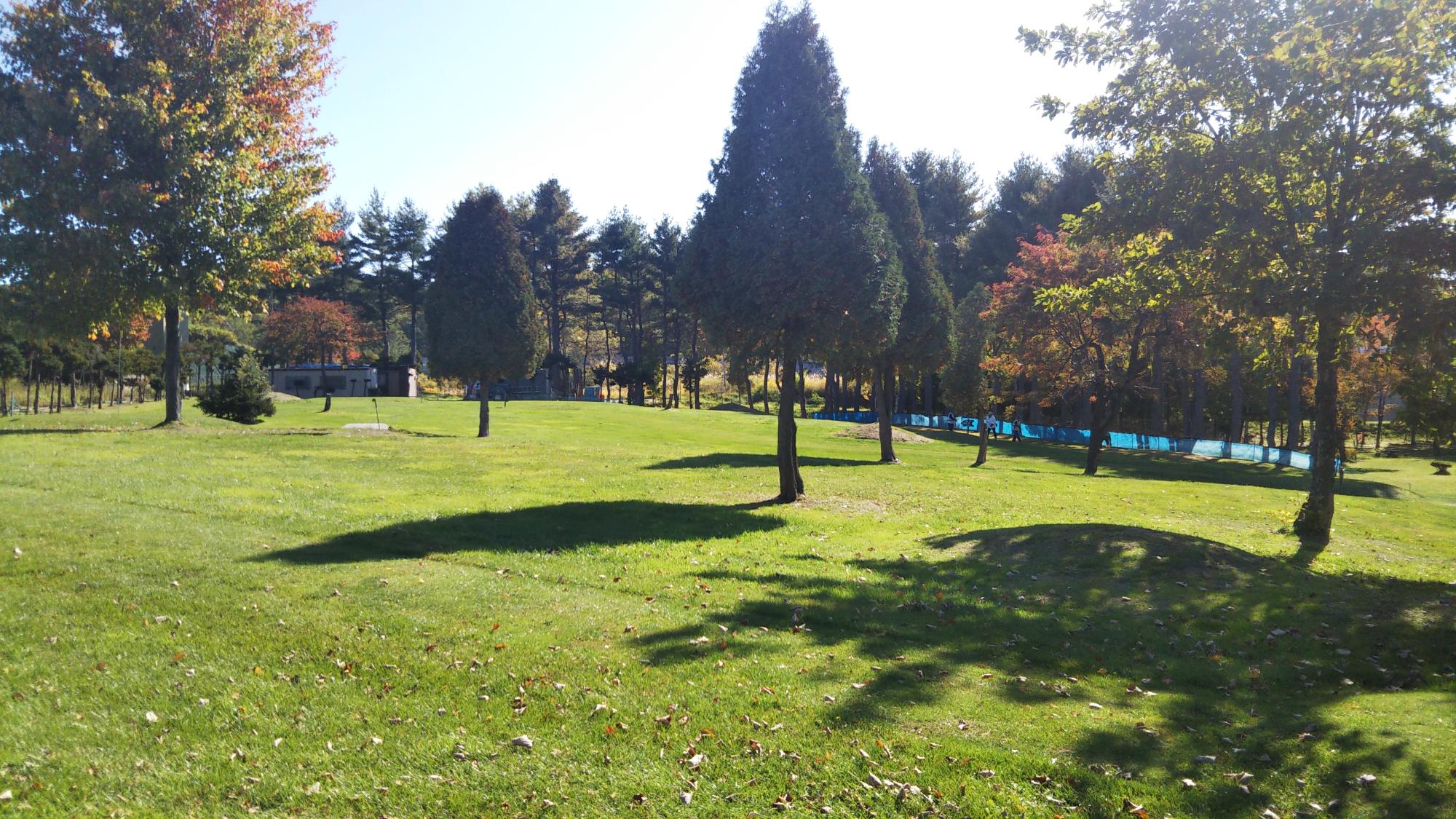きれいに整備された芝が広がるあやめ公園パークゴルフ場の写真