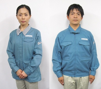 冬期服装を着て立っている、左から女性、その右に男性の写真