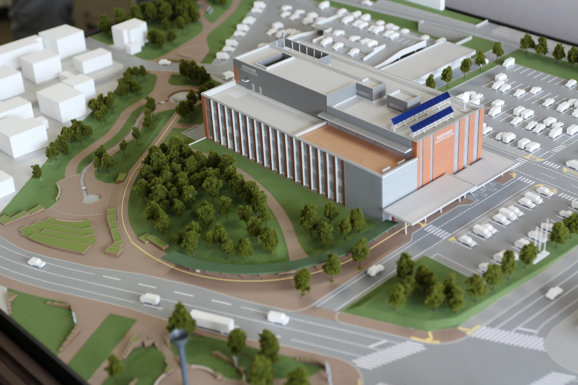 新庁舎の完成予想模型のアップの写真