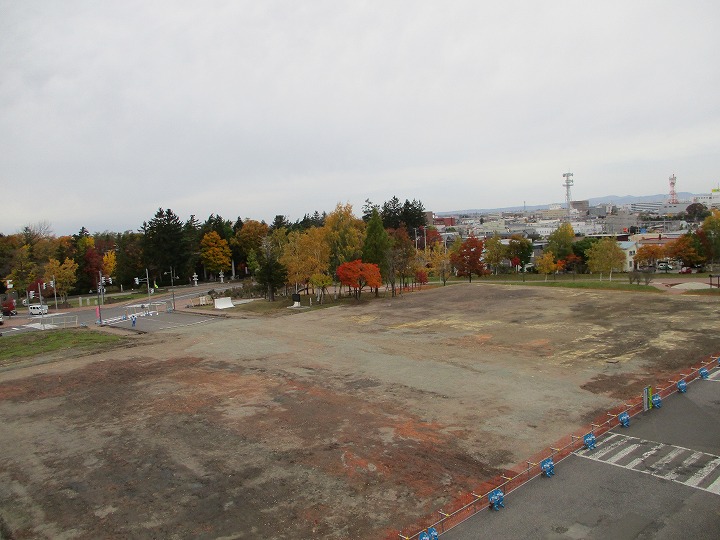 新庁舎が立てられる土地を撮影をした写真。広大な土地が写っている。