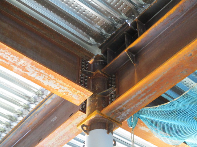 天井の柱の結合部分をアップで撮影した写真。