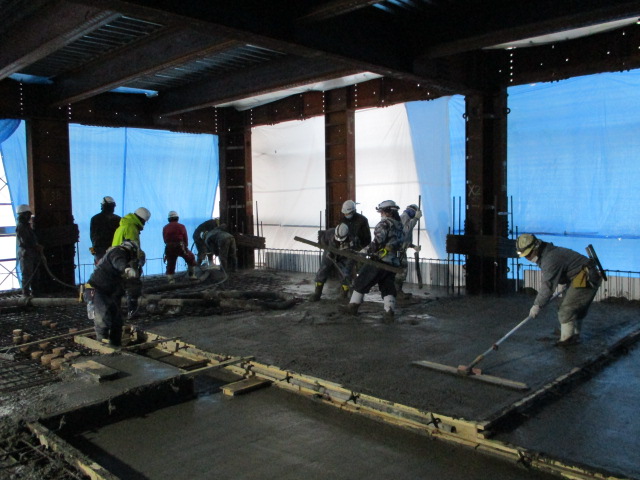奥内で工事中の様子を撮影をした写真。ブルーシートがかけられた中で、たくさんの作業員が作業を行っている。