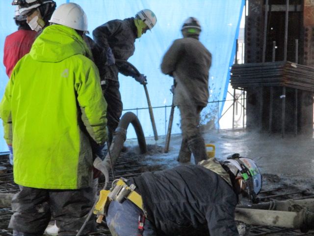 奥内で工事中の様子を撮影をした写真。4人の作業員がヘルメットをかぶって作業を行っている。