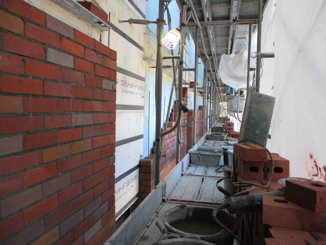 屋内の工事の様子を撮影をした写真。手前には赤レンガの壁が写っている。