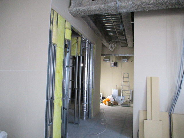 屋内の工事の様子を撮影をした写真。作りかけの壁が写っている。