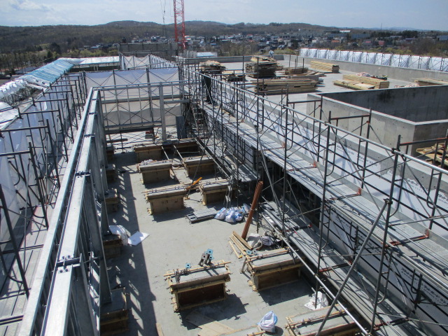 屋上の工事現場を撮影した写真。大きな足場が設けられている。