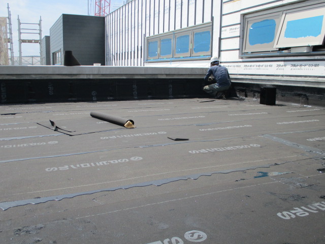屋上の防水・OAフロアを撮影した写真。広いグレーの面が見える。