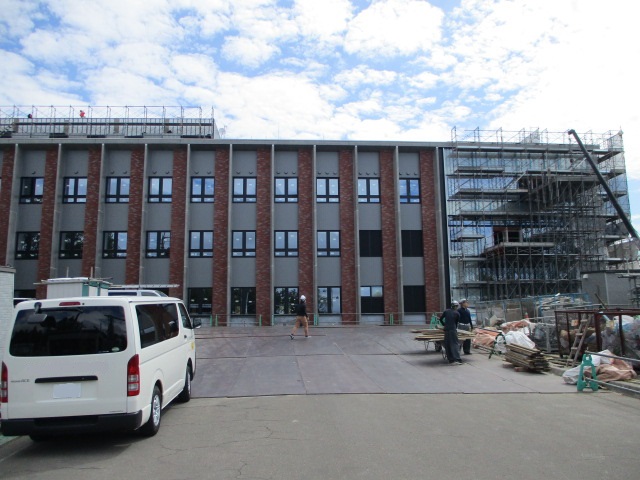 新庁舎の外観を撮影した写真。3階建ての建物が見える。