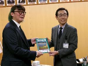 教育長が、栄建設株式会社様から防犯ブザーと学習帳を受け取りました。
