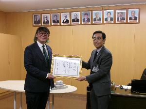 教育長から栄建設株式会社様に感謝状を贈呈しました。