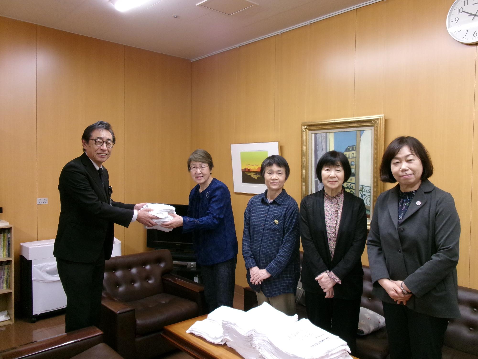 教育長が、更生保護女子会様から清掃用布巾500枚を受け取りました。