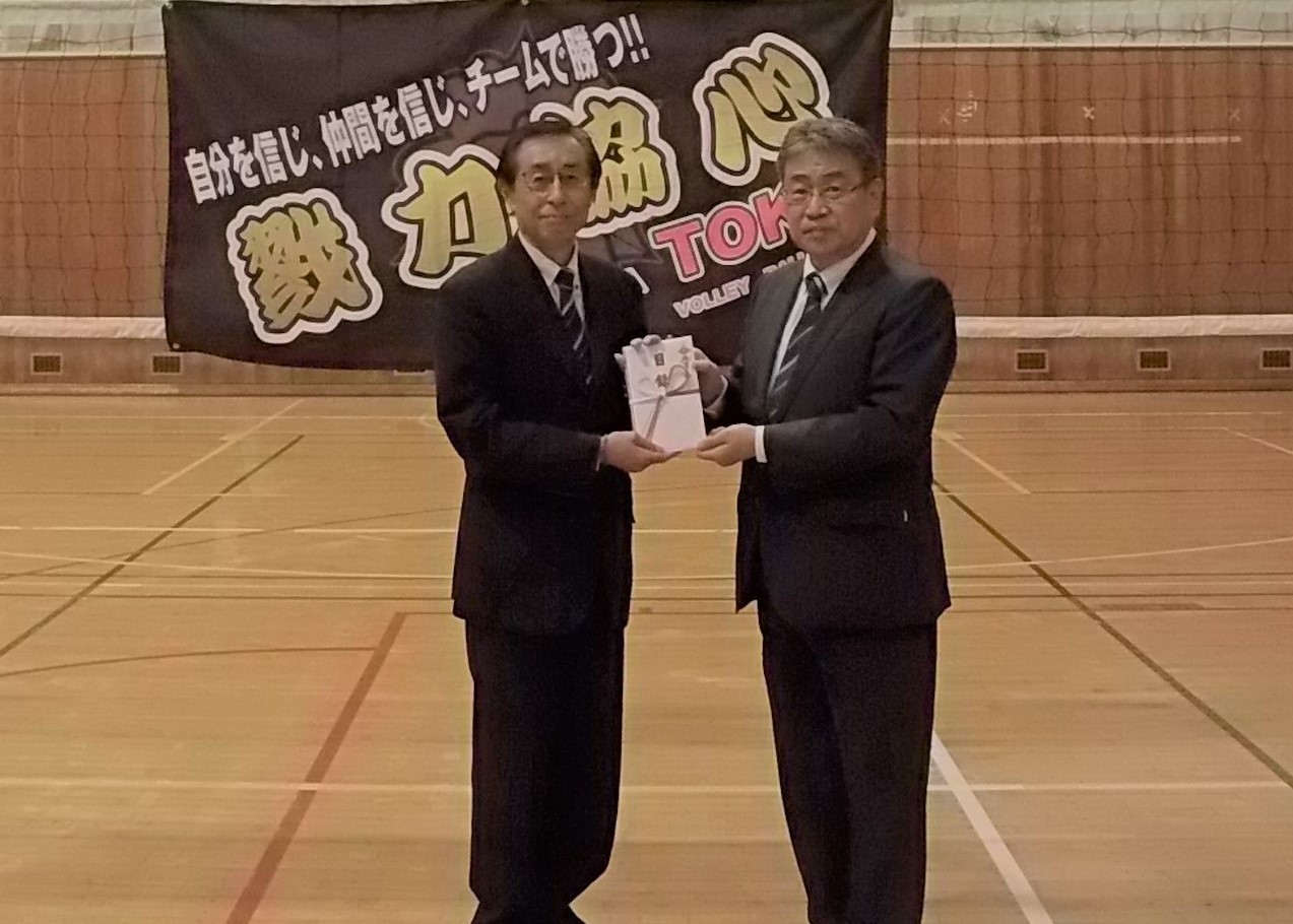 教育長が、北海道印刷工業組合南空知支部様から目録を受け取りました。