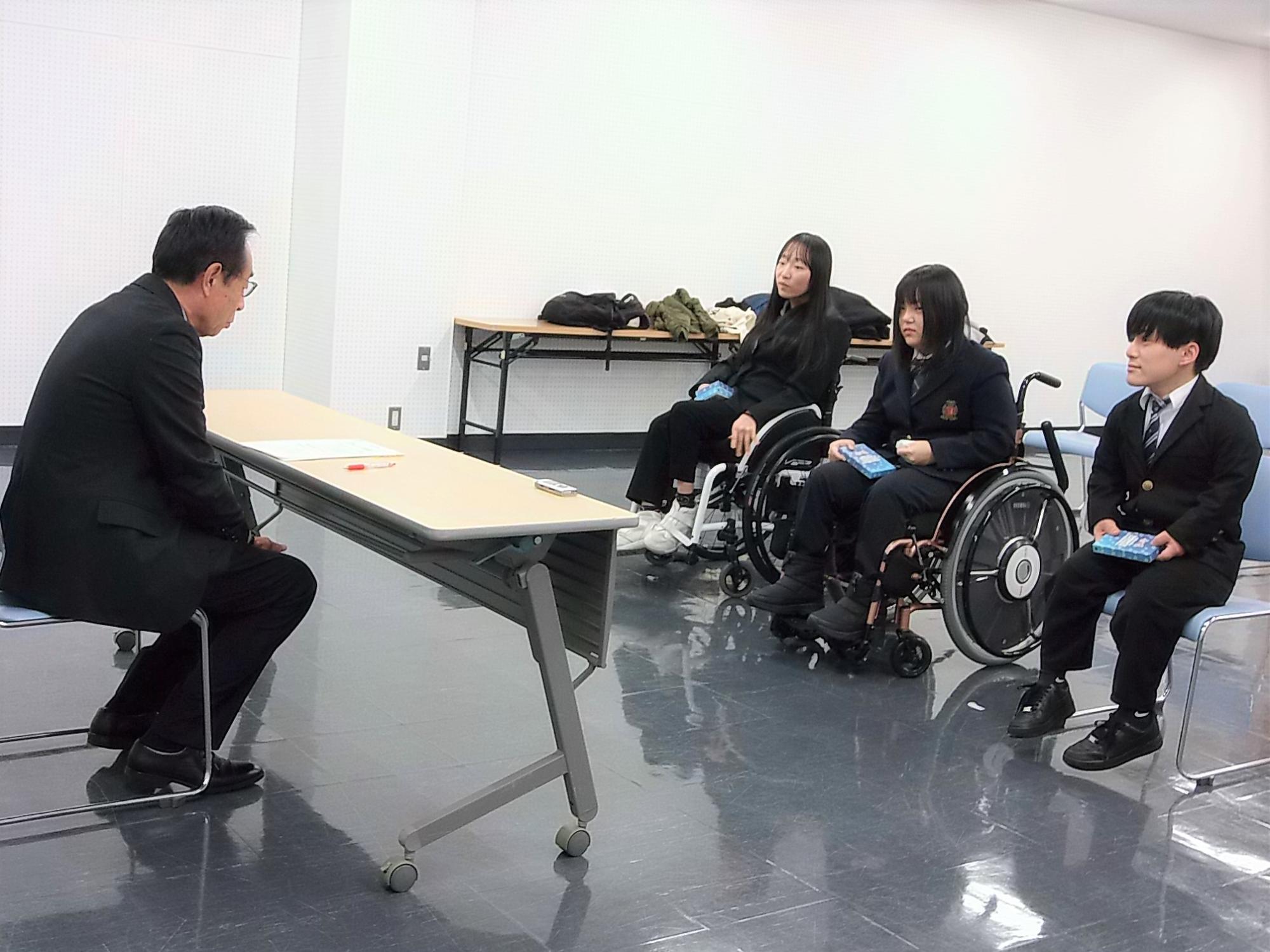 表敬訪問の様子