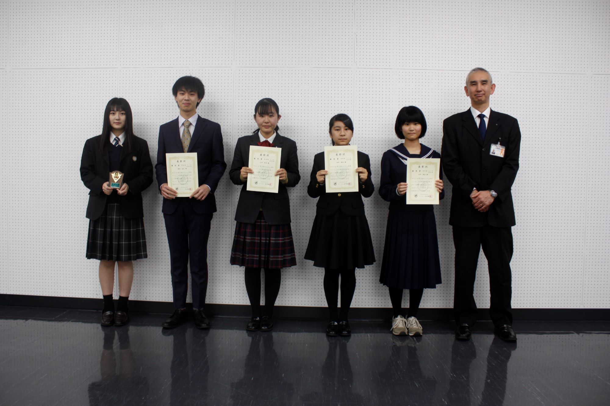表敬訪問に参加した方々での集合写真
