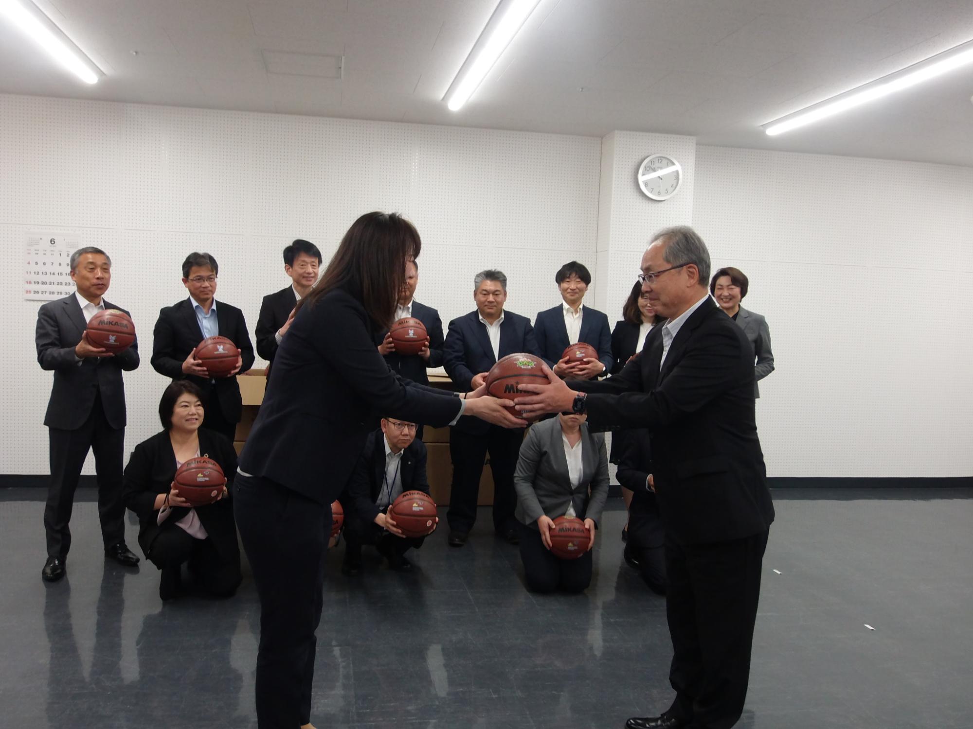 株式会社レバンガ北海道様から、市内の小学校にバスケットボールが寄贈されました。