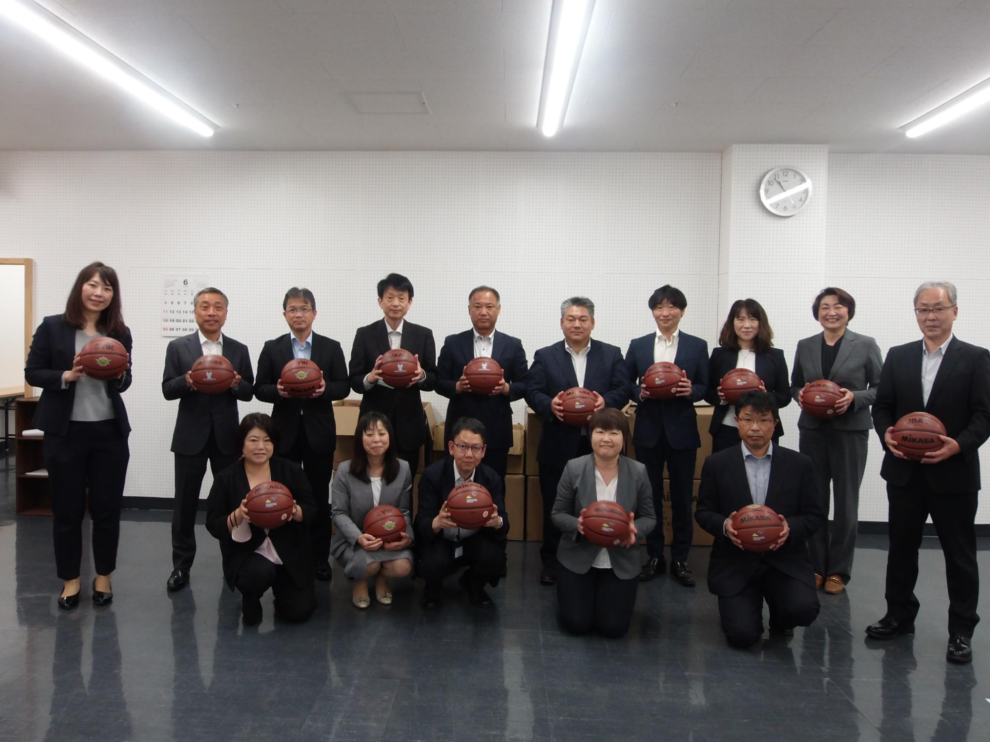 市内の小学校の校長先生たちが、株式会社レバンガ北海道様からバスケットボールを受け取りました。