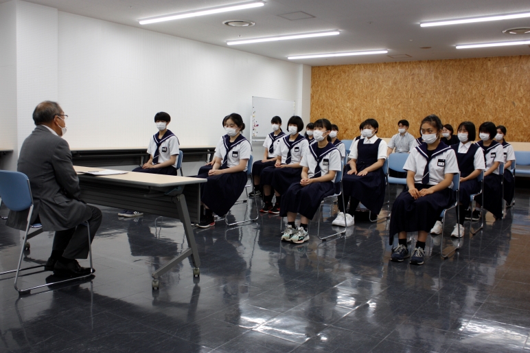 岩見沢市立栗沢中学校・岩見沢市立清園中学校の皆さんが教育長を訪問している様子の写真