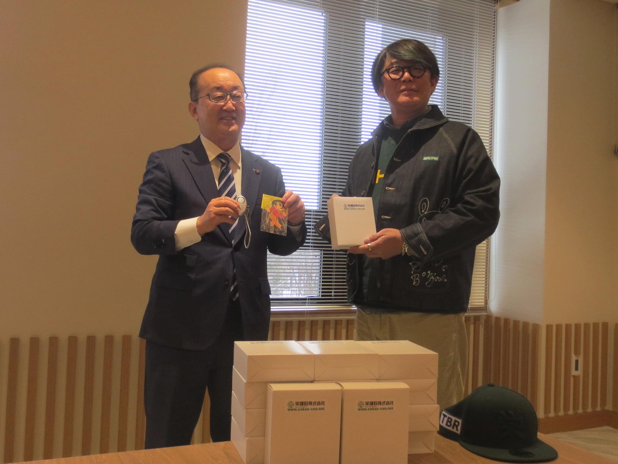 市長が、栄建設株式会社様から防犯ブザーを受け取りました。