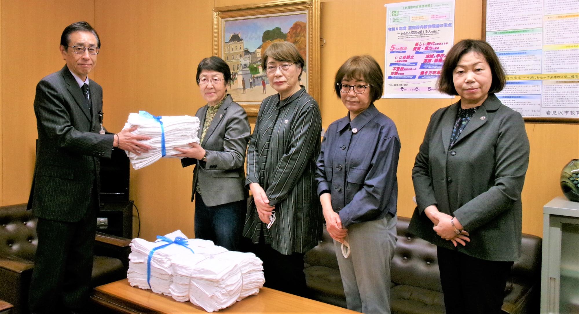 教育長が、更生保護女子会様から清掃用布巾500枚を受け取りました。